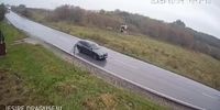 Momentul în care o mașină este strivită de un TIR scăpat de sub control, în localitatea Drăgușeni. Șoferul mașinii și pasagerul au murit pe loc